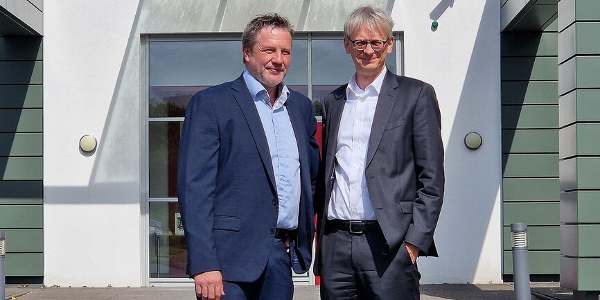 Franz-Josef Wöstmann und Dr. Rudo Grimm besiegeln die Kooperation