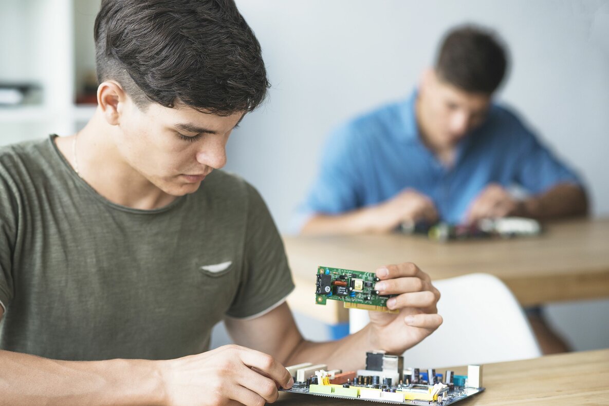 Student mit Elektronikbauteilen, Quelle Freepik